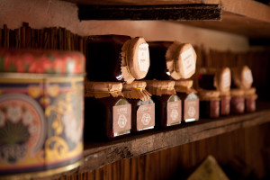 Barattoli di marmellata artigianale nella dispensa della Locanda del Senio