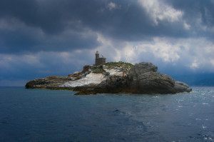 Lo scoglietto dell'Isola d'Elba con il faro prima della tempesta