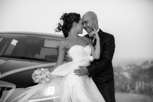 Sposi in momento intimo con panorama di San Gimignano