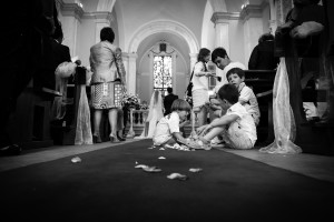 Bambini in chiesa durante la cerimonia a Colle val d'Elsa