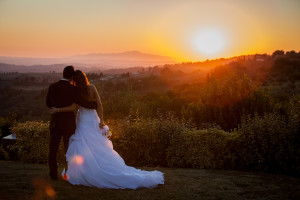 Sposi al tramonto nelle colline toscane