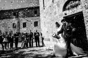 Lancio del riso fuori della chiesa