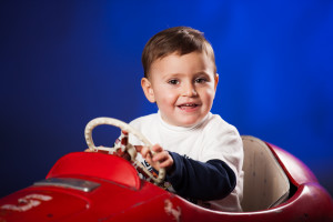 ritratto di bambino in studio su auto d'epoca