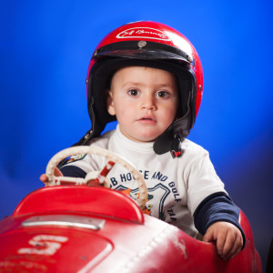 ritratto di bambino in studio su auto d'epoca ferrari