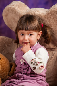 Ritratto di bambina a colori su divanetto a forma di orso IKEA