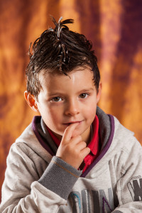 Foto di bambino con pettinatura a cresta
