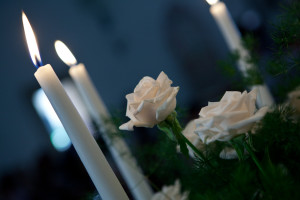 Candele e rose chiesa di San Lucchese Poggibonsi