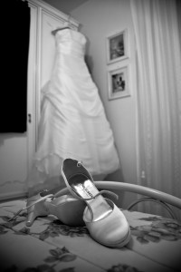 Vestito e scarpe da sposa sul letto