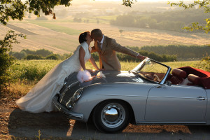 bacio degli sposi su auto d'epoca monteriggioni