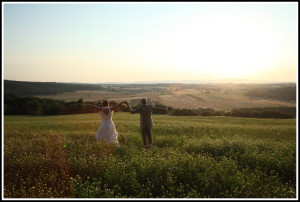 sposi al tramonto su panorama del chianti