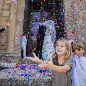 Bambini al lancio del riso