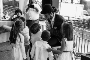 il claun che incanta i bambini al ricevimento degli sposi