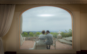 Sposi sulla terrazza in toscana