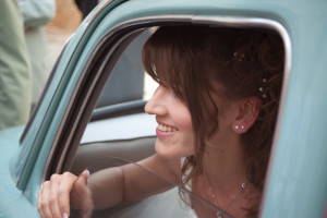 Sposa in auto fuori dalla chiesa