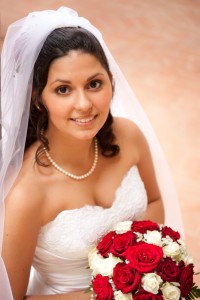 Sposa in auto fuori dalla chiesa