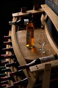 Portabottiglie fatto da un barrique per degustazione vini