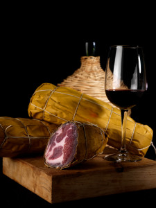 Capocollo di Cinta Senese con bicchire di vino