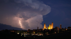 Temporale estivo fulmini sulle torri di San Gimignano